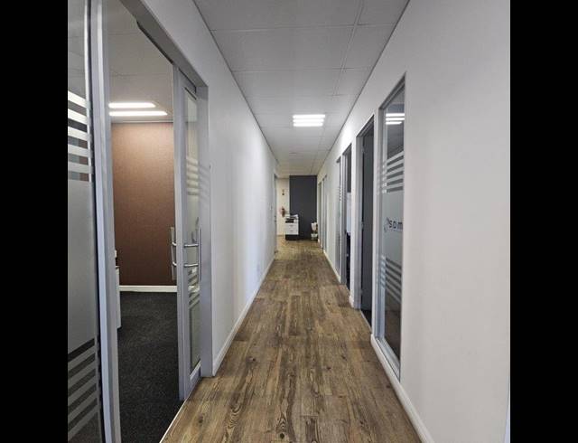 1,371M² BUILDING TO LET IN DIE HOEWES